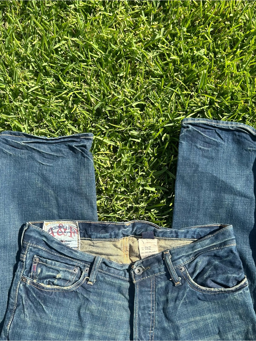 Abercrombie & Fitch Distressed Blue Straight-Leg Jeans Size 32x30 5 Pocket Denim - Picture 4 of 10